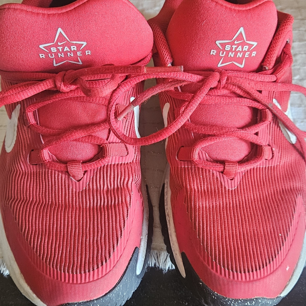 Nike Kids Red Star Runner Sneakers